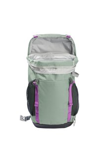 Φωτεινό πράσινο σακίδιο με ανοιχτό επάνω διαμέρισμα, μωβ ιμάντες και μαύρες πλαϊνές θήκες από δίχτυ, εμφανίζεται πάνω σε λευκό φόντο.