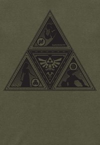 Tmavě olivové tričko s černou grafikou třech trojúhelníků se siluetami a symboly z fantasy hry, včetně složitých liniových detailů.