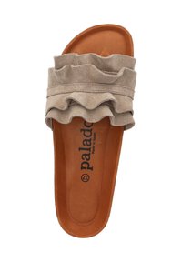 Beige suède slide sandalen met een golvende roezelontwerp op de band en een bruin leren binnenzool met zwarte branding. Platte en open teenstijl.