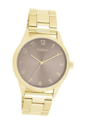 Montre en métal doré avec un boîtier rond, un cadran marron mat, des indicateurs horaires dorés et un bracelet à maillons. Présente une surface texturée.