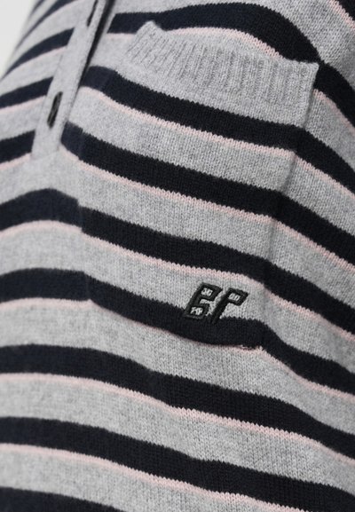 Triibuline kampsun halli, tumesinise ja roosa värviga, millel on nupud ja väike logo vasakul rinna taskul. Pehme kudumite tekstuur.