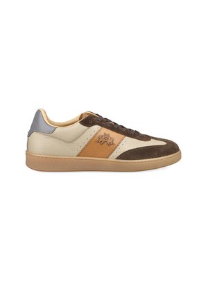 Low-Top-Sneaker mit cremefarbenen, braunen und beigen Lederpanelen, brauner Wildlederkappe, beiger Sohle und geprägt seitlichem Logo.