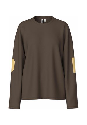 Chemise marron à manches longues avec col rond et patchs géométriques beige sur les deux coudes, présentée sur un fond blanc uni.