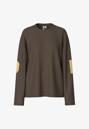 Brązowa koszulka z długim rękawem i okrągłym dekoltem, z beżowymi geometrycznymi naszywkami na obu łokciach, prezentowana na gładkim białym tle.