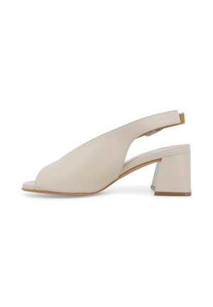 Scarpa slingback in pelle beige con punta aperta, tacco a blocco geometrico, texture liscia e dettaglio della fascia regolabile.