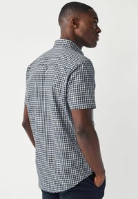 Next - EASY IRON BUTTON DOWN OXFORD SHORT SLEEVE - REGULAR FIT - Camicia - navy blue gingham Immagine in miniatura 1