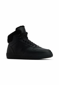 Czarne sneakersy wysokie z górną częścią wykonaną z fakturowanej skóry i kołnierzem z sztucznego futra, wyposażone w czarne sznurowadła i gumową podeszwę.