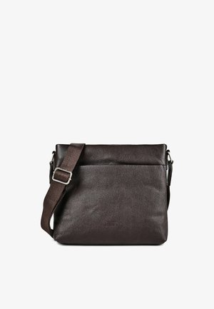 Donkerbruine leren crossbodytas met verstelbare stoffen riem en zilveren gesp op een witte achtergrond.