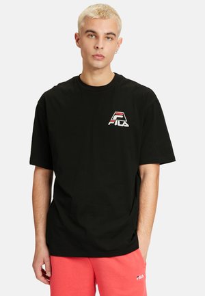 Zwarte katoenen t-shirt met een ronde halslijn, korte mouwen en een gekleurd FILA-logo op de borst. Gladde textuur, relaxte pasvorm.