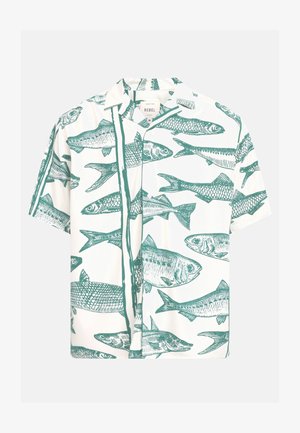 Kortermet skjorte laget av lett stoff med hvit bakgrunn og grønne fiskeillustrasjoner, samt en krage med innsnitt.