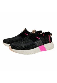 Scarpe sportive nere e rosa con una tomaia testurizzata, chiusura con lacci e una suola bianca maculata. Presentano un logo prominente e strisce di accentuazione.