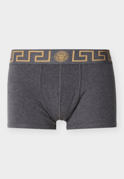 Γκρι boxer briefs με χρυσή ελαστική ζώνη μέσης διακοσμημένη με το λογότυπο της Μέδουσας και σχέδιο ελληνικού κλειδιού. Μαλακή υφή, μεσαίου μήκους κοψίματα.