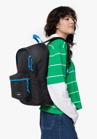 Zaino nero con accenti blu, molteplici scomparti e spallacci regolabili. Il tessuto testurizzato offre durata; dotato di una tasca frontale.