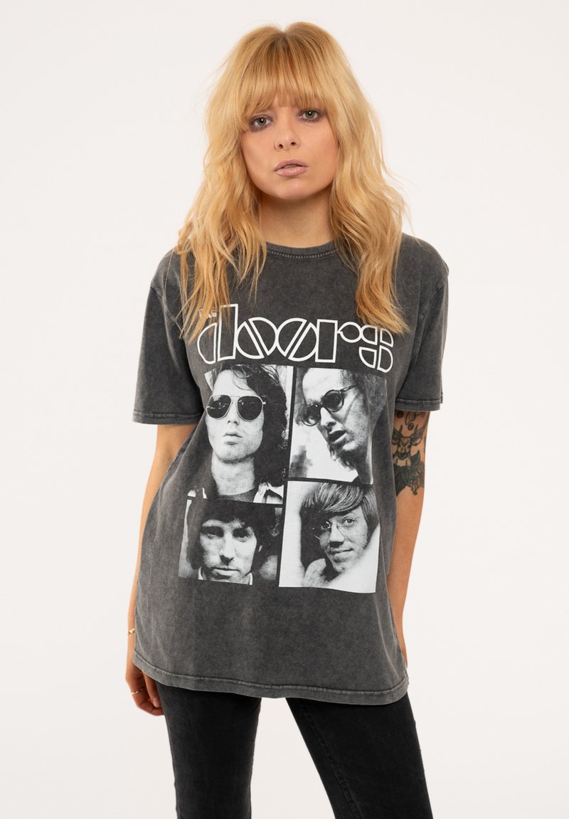 Graphite-colored oversized t-shirt made of cotton, featuring a front graphic of four black-and-white portraits, with rounded neckline and short sleeves.