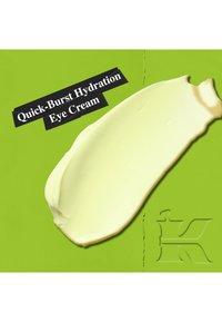 Quick-Burst Hydration Augencreme auf einem lebhaften grünen Hintergrund, mit einer cremigen, hellgelben Textur, die in einer glatten, geschwungenen Form aufgetragen ist.