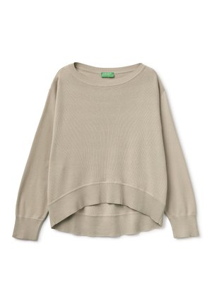 Pull beige à manches longues avec poignets et ourlet côtelés, featuring un dos légèrement plus long et une encolure ronde avec une étiquette verte de la marque.