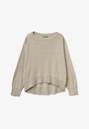 Pull beige à manches longues avec poignets et ourlet côtelés, featuring un dos légèrement plus long et une encolure ronde avec une étiquette verte de la marque.