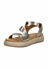 Metaalroze gouden sandalen met twee brede banden, verstelbare gespsluiting en een gevoerde lichtbeige platformzool. Gladde textuur.