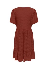 Robe à manches courtes couleur rouille avec motif œillet en chevrons, taille froncée et ourlet à volants, vue de dos.