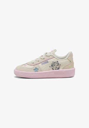 Sneaker Puma beige e rosa con grafica di una ragazza dei cartoni animati, logo Puma viola, toppe a forma di stella e cuore sul lato e suola rosa testurizzata.
