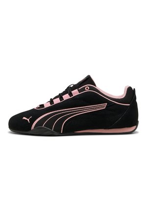 Schwarzer Puma-Sneaker in niedrigem Schnitt mit rosa Streifenakzenten, rosa Innenfutter und schwarzen Schnürsenkeln, von der Außenseite auf weißem Hintergrund gezeigt.