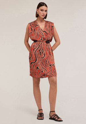 Rotes und schwarzes gemustertes Kleid mit V-Ausschnitt und ärmellosem Design, tailliert mit einem schwarzen Gürtel und goldenen Hardware-Akzenten.