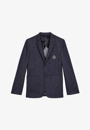 Marineblauwe blazer gemaakt van gestructureerde stof, met een enkele knoopsluiting, twee voorkanten zakken en een decoratieve badge op de borst.
