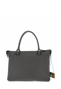 Sac à main en cuir gris avec une surface texturée, deux poignées et des accessoires en métal noir. Doté d'une fermeture éclair et d'un accent avec une étiquette bleue et marron.
