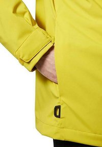 Giacca impermeabile gialla con una superficie liscia, dotata di una tasca laterale e dettagli ai polsini. Il design include un piccolo accento nero all'orlo.