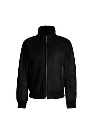 Zwarte leren jasje met een hoge kraag, ritssluiting en zijzakken. Heeft ribbelboorden en zoom voor een strakke pasvorm. Soepele textuur.