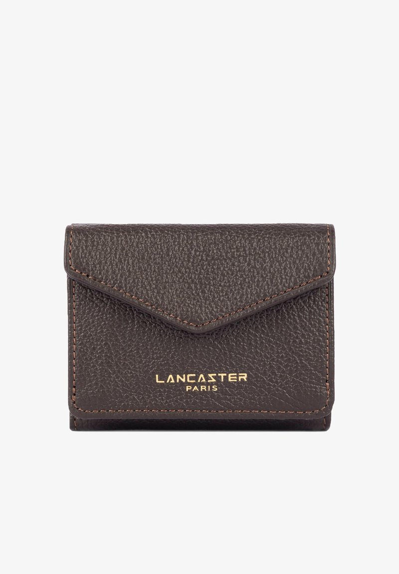 Portefeuille en cuir texturé marron foncé avec rabat de style enveloppe et logo doré Lancaster Paris sur le devant.