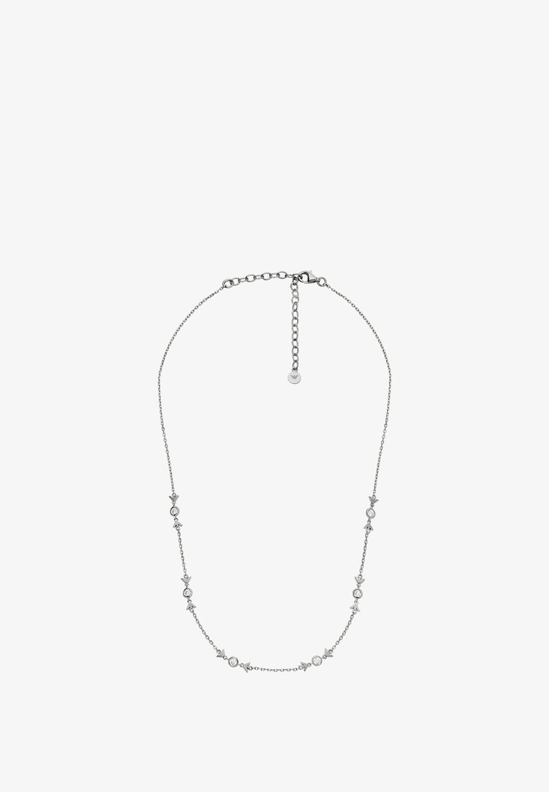 Silverfärgad kedja med hängsmycke som har växelvis rund och bladformade accenter med klara ädelstenar, justerbar längd med karbinhake.