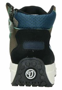 Midden-top wandelschoen met een combinatie van bruine, zwarte en blauwe materialen, voorzien van een gestructureerde mesh bovenkant en een rubberen loopzool met een duidelijk profiel.