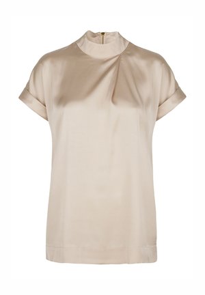 Beige zijden blouse met een hoge hals, korte mouwen en een subtiele gedrapeerde ontwerp. Voorzien van een rits aan de achterkant voor gemakkelijk aan- en uittrekken.
