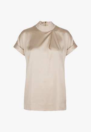 Beige zijden blouse met een hoge hals, korte mouwen en een subtiele gedrapeerde ontwerp. Voorzien van een rits aan de achterkant voor gemakkelijk aan- en uittrekken.