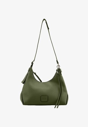 Sac à bandoulière en cuir vert avec un design incurvé, fermeture à glissière et bandoulière réglable. Présente un patch logo à l'avant et des touches de pompons.