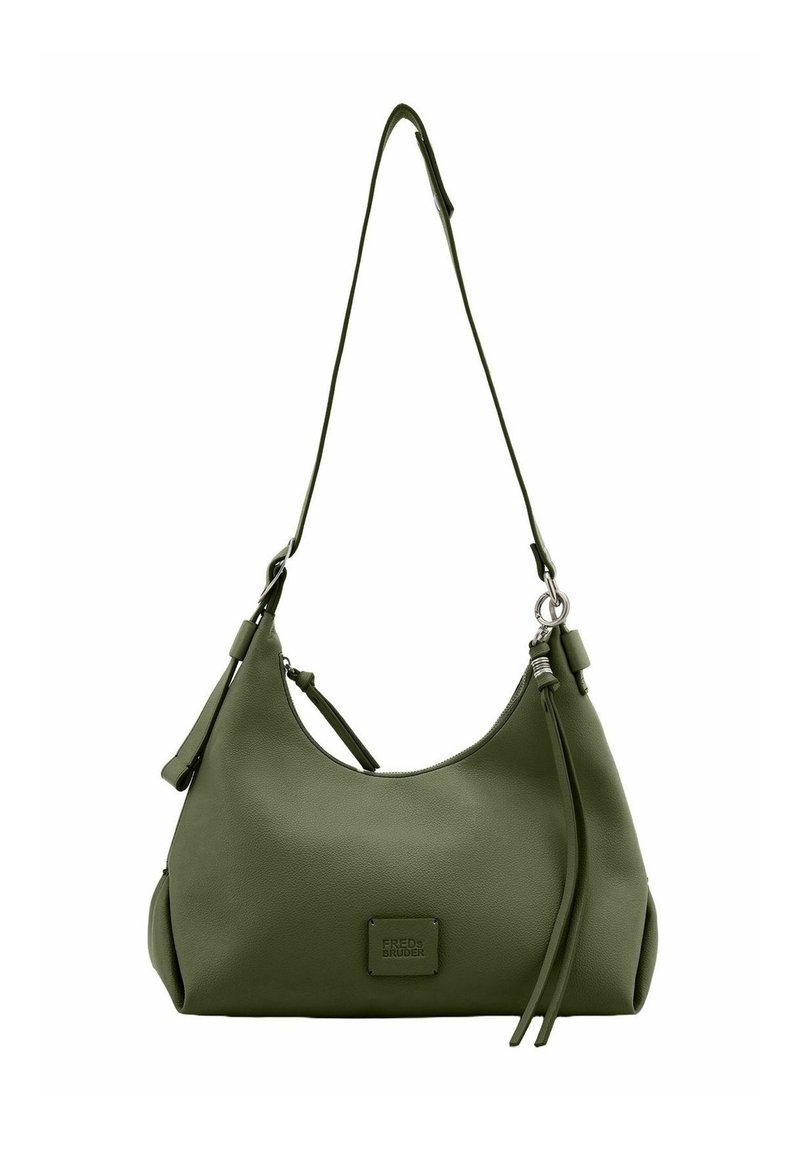 Sac à bandoulière en cuir vert avec un design incurvé, fermeture à glissière et bandoulière réglable. Présente un patch logo à l'avant et des touches de pompons.