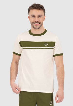 Cremefarbene Baumwoll-T-Shirt mit grünen und weißen Streifen, kontrastierendem geripptem Kragen und Ärmelsäumen. Verfügt über ein Logo auf der Brust.