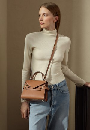 Borsa a mano in pelle marrone con design strutturato, dotata di manico e tracolla staccabile. Accenti in metallo dorato e finitura testurizzata.