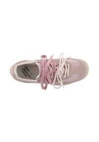 Zapatilla deportiva rosa y blanca con cordones, paneles de ante y tela, vista desde arriba, mostrando dos cordones atados de diferentes colores.
