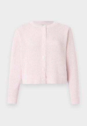 Cardigan tricoté rose clair avec un col rond, manches longues et fermeture à boutons. Présente un motif texturé et des poignets côtelés.