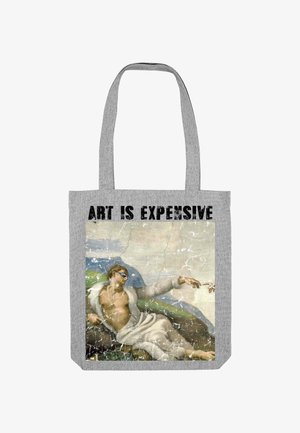 Borsa tote grigia con una versione modernizzata della Creazione di Adamo di Michelangelo, che ritrae un uomo con occhiali da sole e un cappotto di pelliccia, con la scritta "L'ARTE È CARA" sopra.