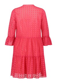 Rosa Spitzenkleid mit dreiviertel Ärmeln, einem gerafften Saum und geometrischen Ausschnitten. Besitzt einen runden Ausschnitt und ein fließendes Design.