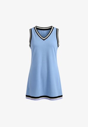 Rochie bleu deschis fără mâneci, cu decolteu în V și margini cu dungi negre, albe și mov la gât, la braț și la poale.