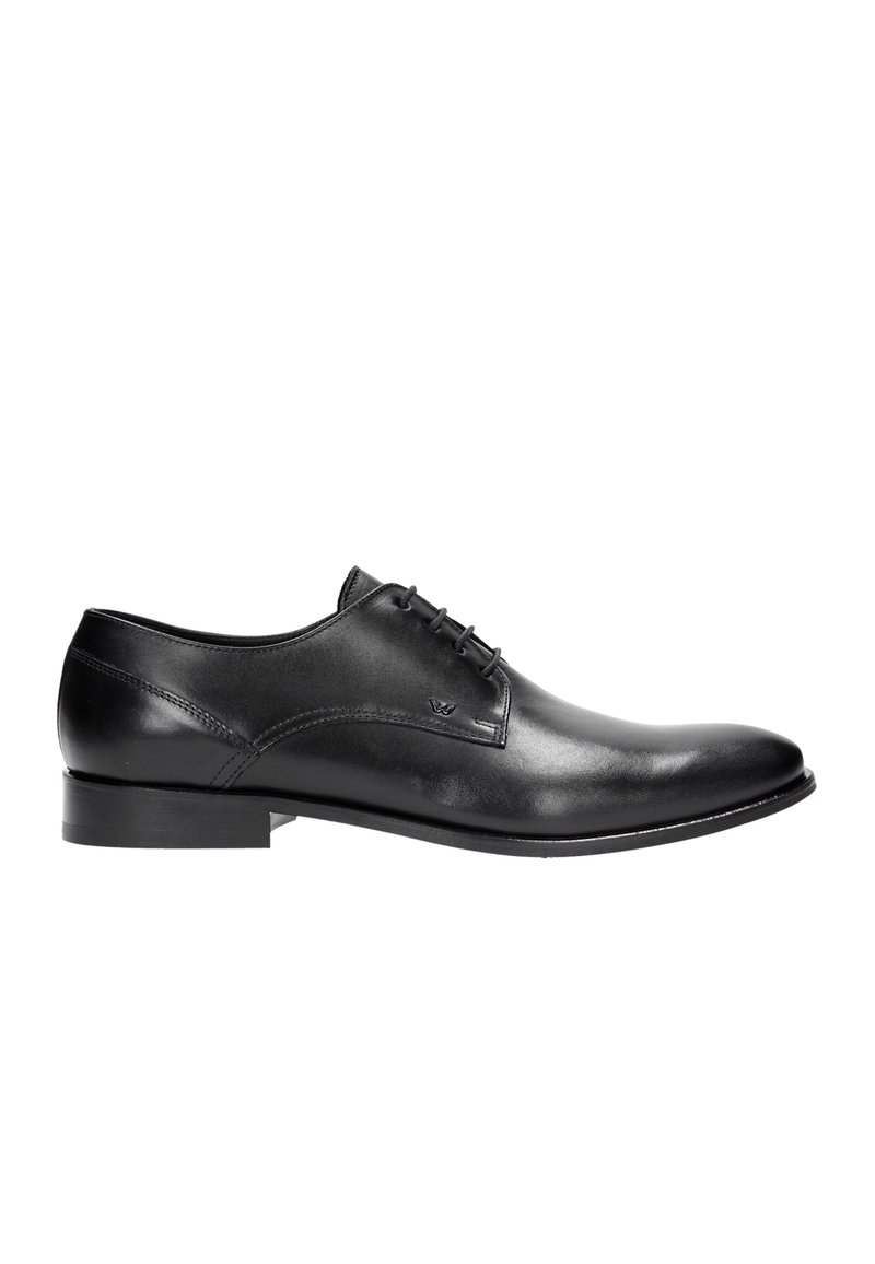 Scarpa da uomo in pelle nera con finitura liscia, chiusura con lacci, punta rotonda e tacco basso. Include un marchio discreto sul lato.