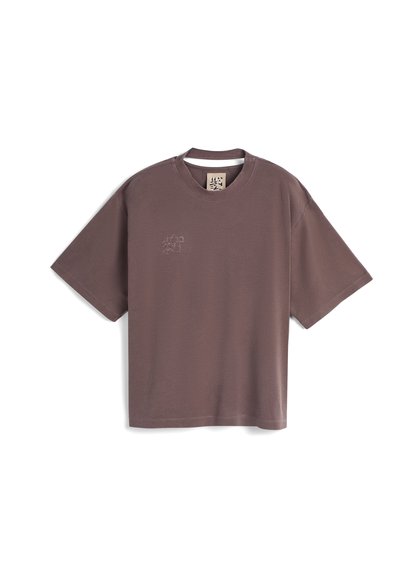 T-shirt en coton marron à manches courtes, coupe décontractée et col rond ; présente un petit design brodé sur la partie supérieure gauche de la poitrine.