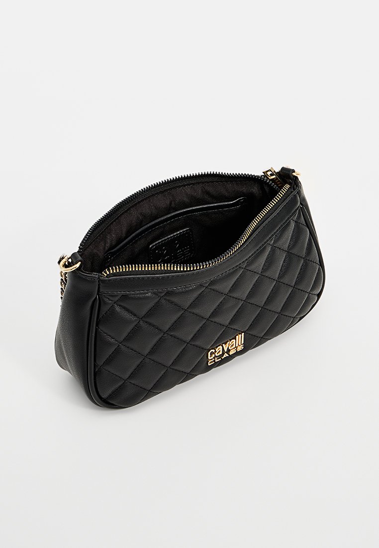 Borsa a tracolla in pelle nera trapuntata con hardware dorato e chiusura con zip. Interno foderato in tessuto scuro. Presenta una placca con logo sulla parte anteriore.