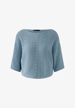 Hellblauer gestrickter Pullover mit Dreiviertelärmeln und Zopfmuster auf der Vorder- und Rückseite, mit einem Bootsausschnitt.