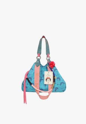 Sac bleu et rose à finition texturée, orné d'impressions de Frida Kahlo, d'une fleur décorative, d'une étiquette et d'accents de sangle tressée.