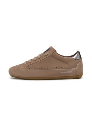 Flach geschnittener brauner Veloursledersneaker mit Schnürsenkeln und metallisch-silberner Fersenlasche, seitlich mit "Candice Cooper" gebrandet.